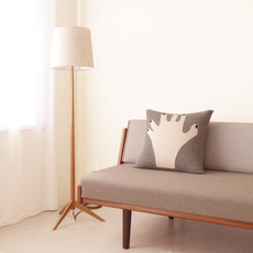 Tripod floor lamp in oak をアップをしました