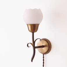 Floral shaped wall lamp in opaline glass and brassをアップしました