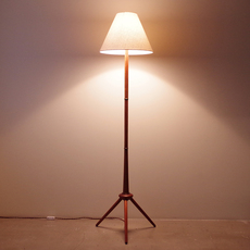 Tripod floor lamp in teak をアップしました