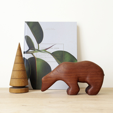 Polar bear figurine in solid teak をアップしました