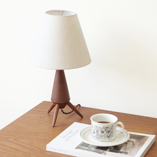 Tripod table lamp in solid teak をアップしました