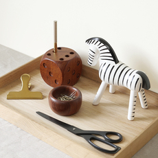 Dice-shaped pencil holder in solid teak をアップしました