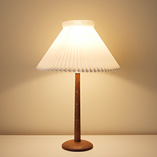Le Klint / Table lamp in solid teak and brass をアップしました