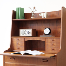 Bureau with mirror & key をアップしました