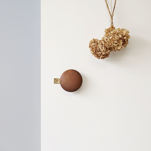 こまものと北欧家具の店 Salut / Door handle in solid teak and brass