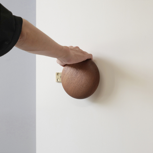 こまものと北欧家具の店 Salut / Door handle in solid teak and brass