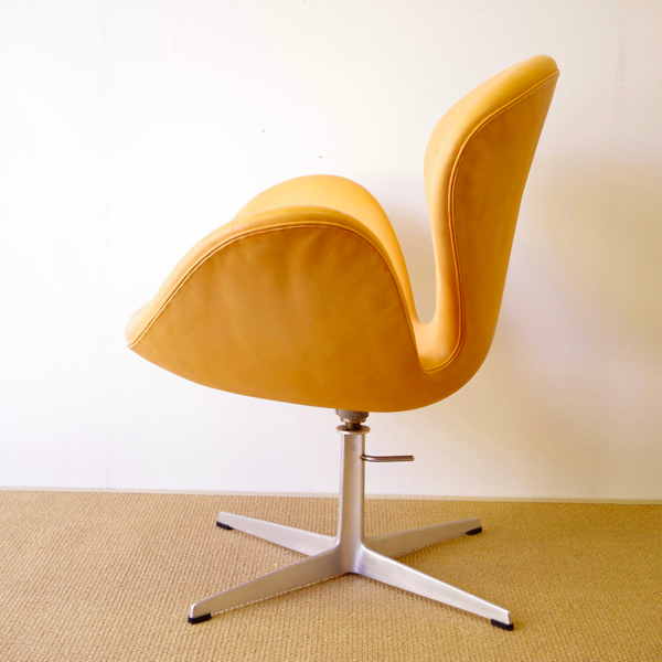 こまものと北欧家具の店 Salut / Arne Jacobsen /Swan chair 1st model