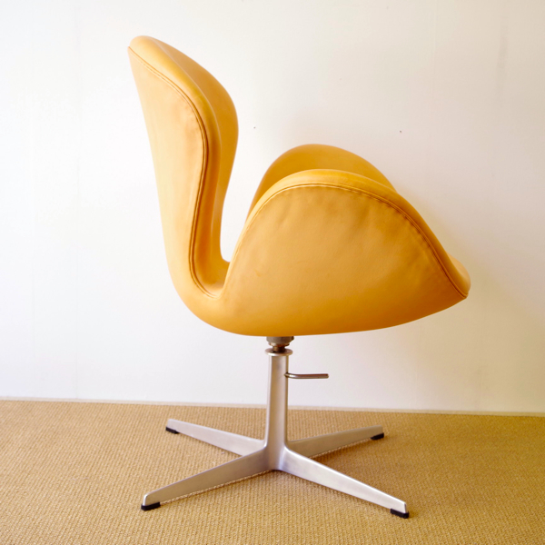 こまものと北欧家具の店 Salut / Arne Jacobsen /Swan chair 1st こまものと北欧家具の店 Salut / Arne Jacobsen /Swan chair 1st