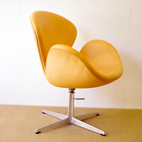 こまものと北欧家具の店 Salut / Arne Jacobsen /Swan chair 1st model