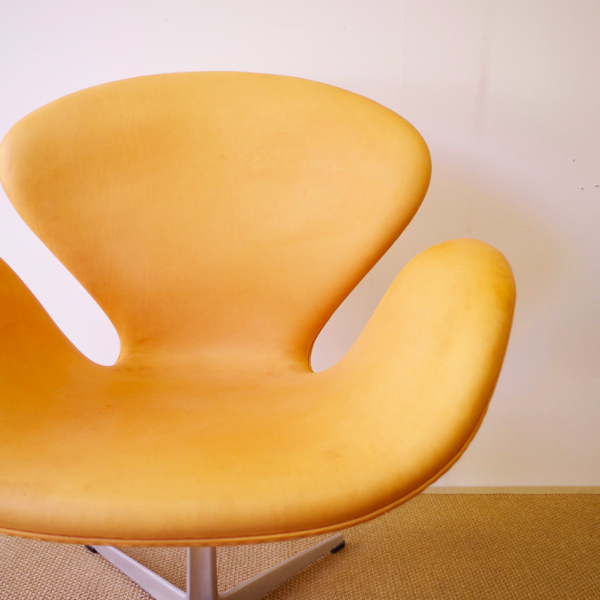 こまものと北欧家具の店 Salut / Arne Jacobsen /Swan chair 1st こまものと北欧家具の店 Salut / Arne Jacobsen /Swan chair 1st